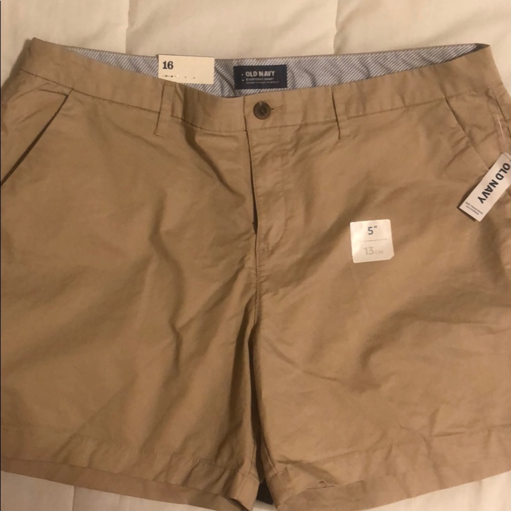 NWT Old Navy 5” khaki everyday shorts